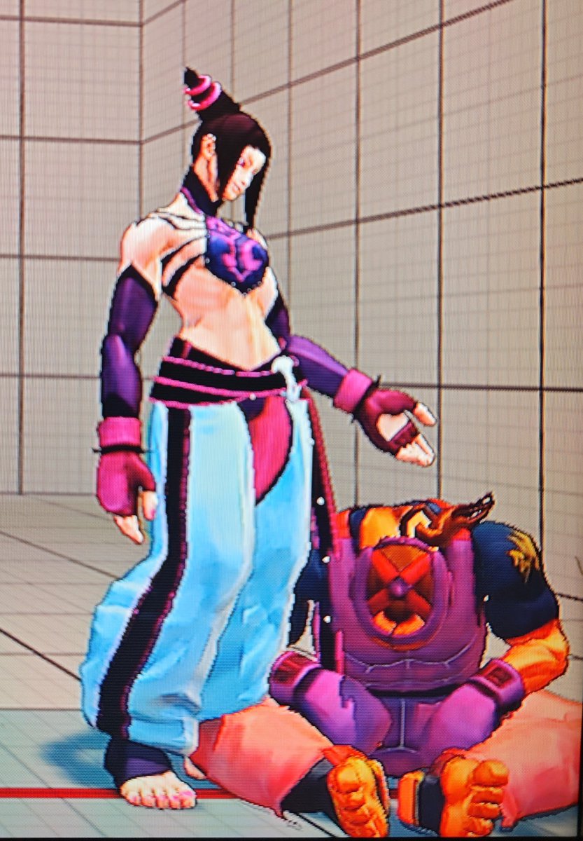 taketake07080's tweet photo. ストリートファイター女性キャラではジュリがお気に入りかも…

※画面はスト4
【練習台にされ項垂れるダンに手を差し伸べる(？)ジュリ】 https://t.co/9cBBndazV3