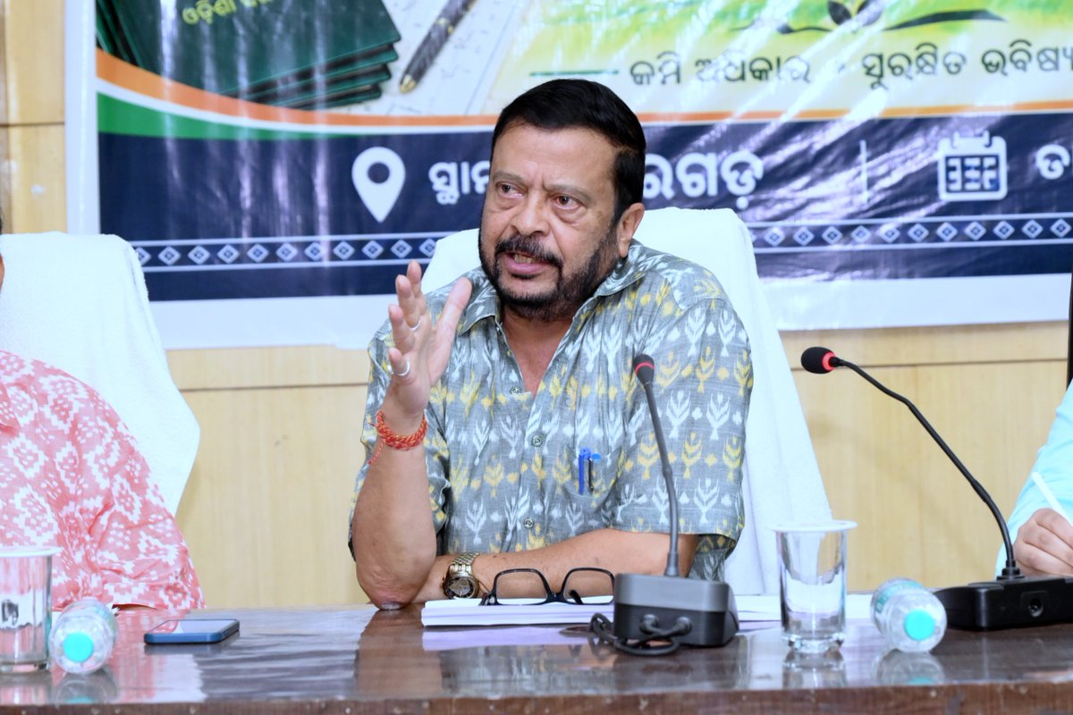 DMSundargarh's tweet photo. ଆଜି ରାଜସ୍ୱ ତଥା ବିପର୍ଯ୍ୟୟ ପରିଚାଳନା ବିଭାଗର ମାନ୍ୟବର ମନ୍ତ୍ରୀ ଶ୍ରୀ ସୁରେଶ ପୂଜାରୀ ସୁନ୍ଦରଗଡ଼ ଜିଲ୍ଲା ଗସ୍ତରେ ଆସି ସ୍ଥାନୀୟ ବିକାଶ ଭବନ ଠାରେ ସେବା ସଂକଳ୍ପ ଅଭିଯାନ-୨୦୨୬ ଅନ୍ତର୍ଗତ ବସୁନ୍ଧରା ଯୋଜନା ଅଧୀନରେ ଭୂମିହୀନ ଓ ଗୃହହୀନ ହିତାଧିକାରୀମାନଙ୍କୁ ପଟ୍ଟା ପ୍ରଦାନ କରିଥିଲେ।

#BasundharaYojana #SevaSankalpaAbhiyan https://t.co/vQJu4fNEGL