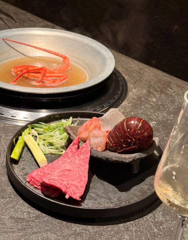 Yoshiko998's tweet photo. 🎋👫 「思食」和牛オマカセが最高です。 古い器と「思食」の文字が雰囲気抜群。 和牛の美味しさだけでなく、料理の世界観を楽しめます😊
#omakase https://t.co/ehKGANjwyx