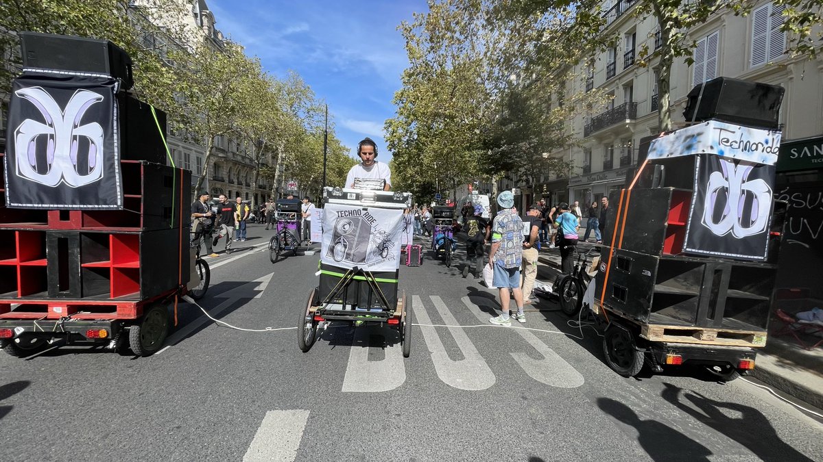 JFGuyot's tweet photo. Pour ouvrir la marche, #TechnoRide, le plus petit char de la @technoparade 2026 « pour une grosse colère », celui du mouvement #freeparty visé principalement par la loi #Ripost. La @technoparade 2026 demande son abrogation https://t.co/numBLTvV6o