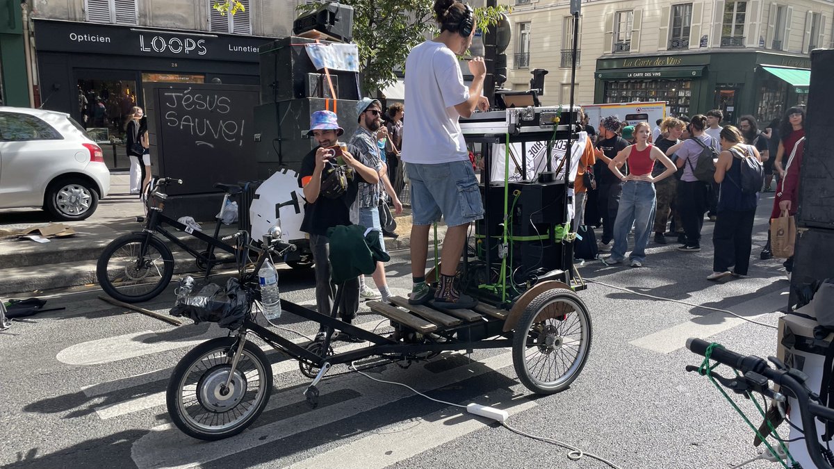 JFGuyot's tweet photo. Pour ouvrir la marche, #TechnoRide, le plus petit char de la @technoparade 2026 « pour une grosse colère », celui du mouvement #freeparty visé principalement par la loi #Ripost. La @technoparade 2026 demande son abrogation https://t.co/numBLTvV6o