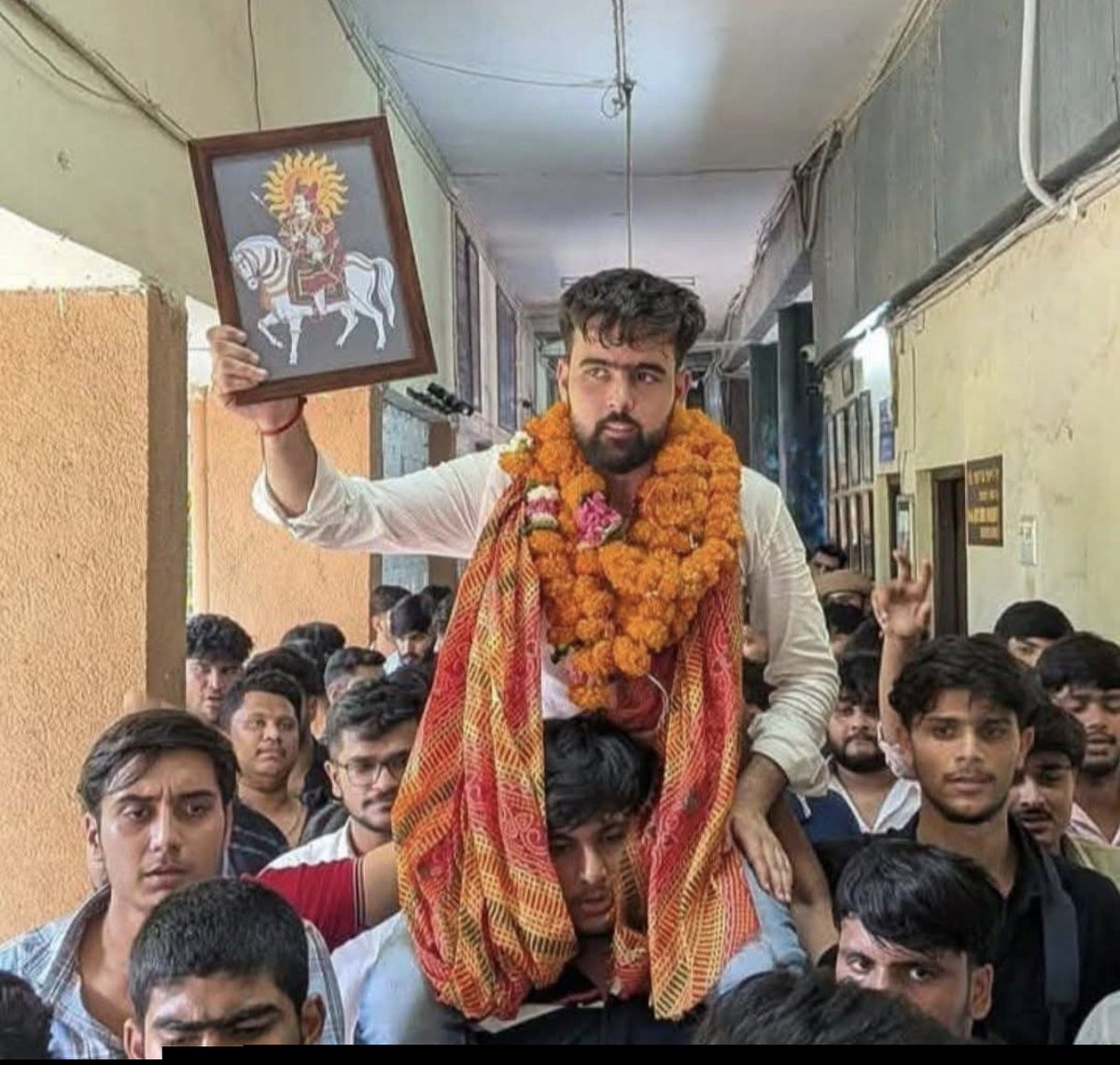 harlalgodara's tweet photo. बस कंडक्टर के बेटे ने दिल्ली में अपनी मेहनत के साथ राजस्थान की मिट्टी की खुशबू और लोकदेवता तेजाजी का नाम भी गूंजाया—यह जीत गाँव की गलियों से निकलकर राजधानी तक पहुँची उस मेहनत की कहानी है, जिसे देखकर अपना राजस्थान भी मुस्कुरा उठा। ✌️🔥 #DUSU #Deepanshu https://t.co/WRjYHYmmYF