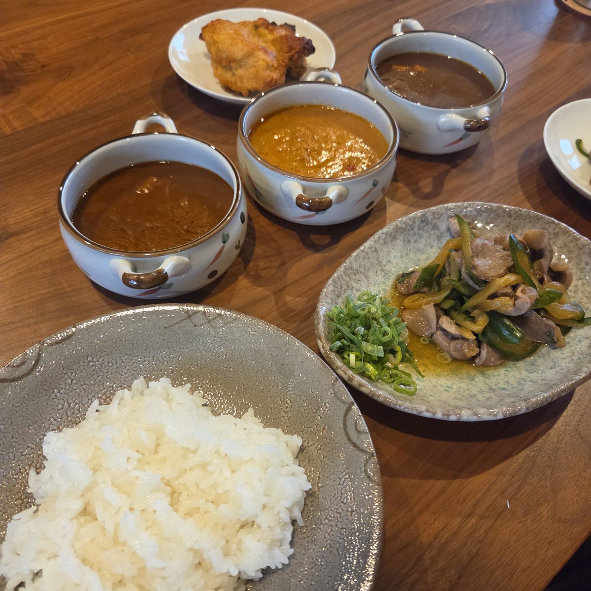 Nakamura09_7's tweet photo. 夕食はかれー！
食べくらべだから、おのおの好きなものかけて食べていくスタイル
3つ目のは業務スーパーのレトルトカレーなんやけど、やっぱ全然ちゃうね！
ミンチカレーがめっちゃ好みでした😍 https://t.co/aHxOLWND8r