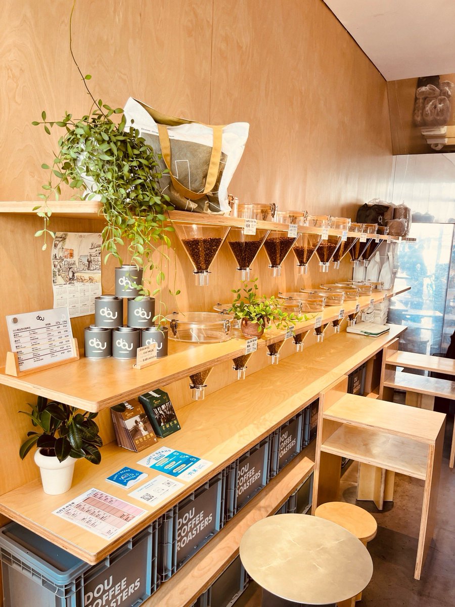 aelli224307's tweet photo. Tried the new zero-waste coffee shop’s pour-over today—no disposable cups, baristas hand-grind each bean, and the taste hit different. Small swaps, big vibe change.， https://t.co/mGXtuBPWbr