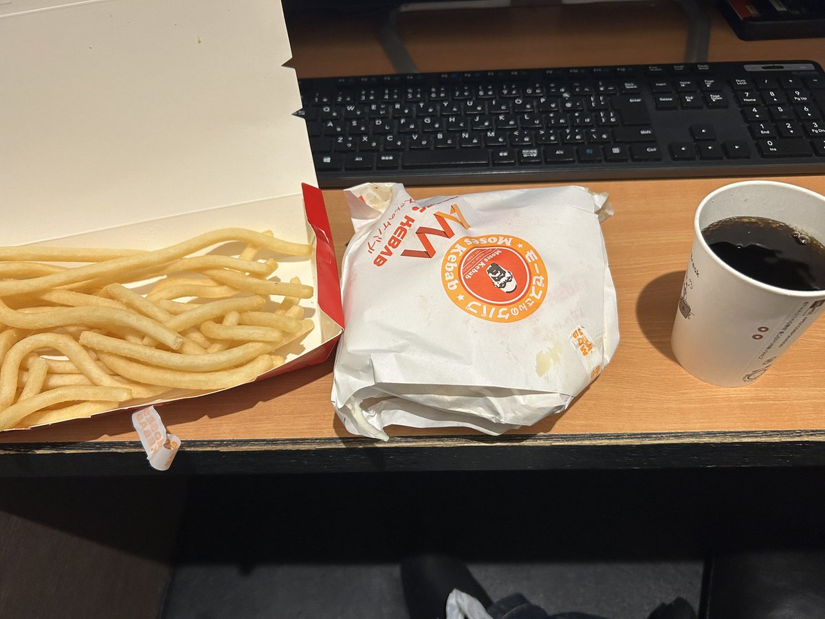 rantyo10's tweet photo. 泊まる場所の真下にあったら、そりゃ行くよね https://t.co/8bj21B9sJ0