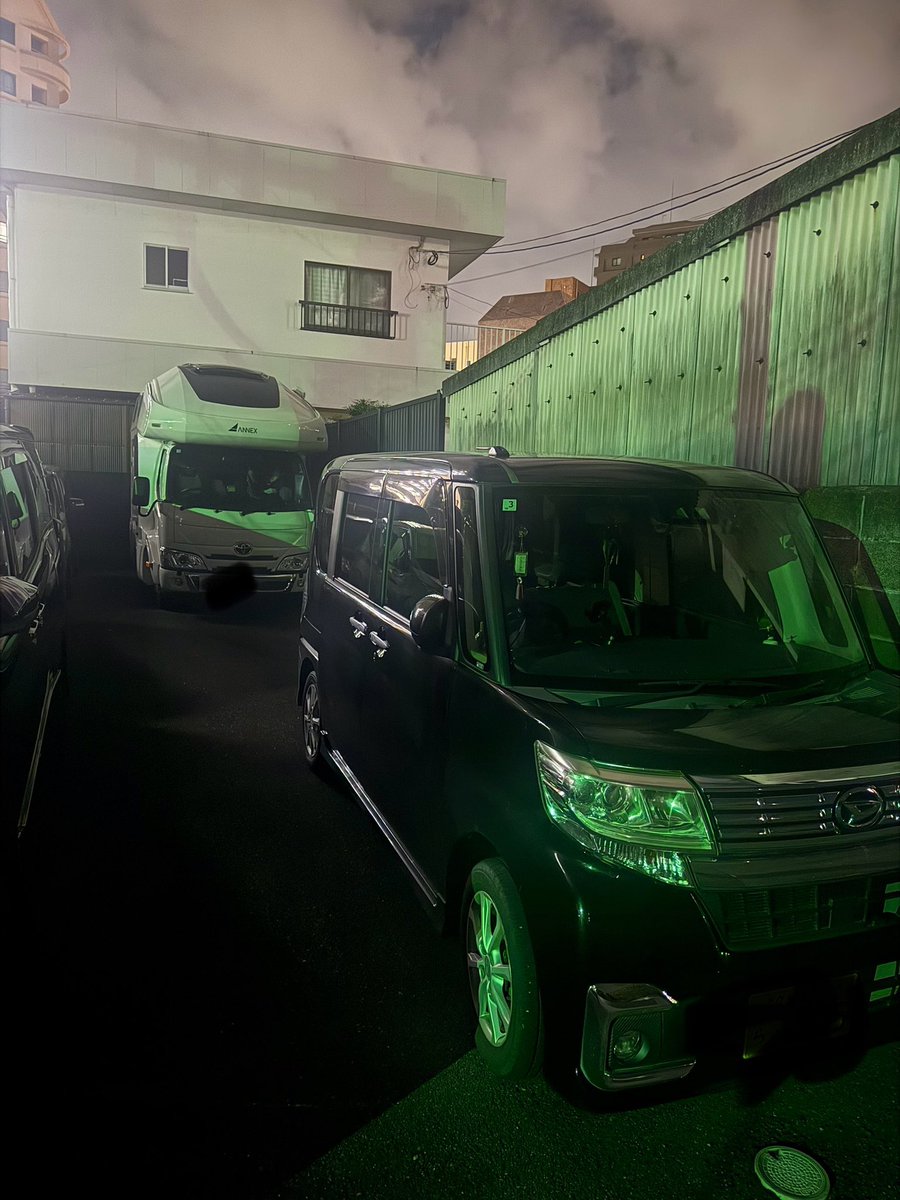 kouhei_oobuchi's tweet photo. 私、今日夜中1時30分起床で、20時まで仕事頑張りました。
なのに、疲れて駐車場に行ったら、なにこの仕打ち…
俺の車の前に、全然知らん車が停まってて、帰れない…
しかも、ここ、俺の土地…
ここに停めたら絶対出れないってわかるやろ… https://t.co/tCFLQQkBGl