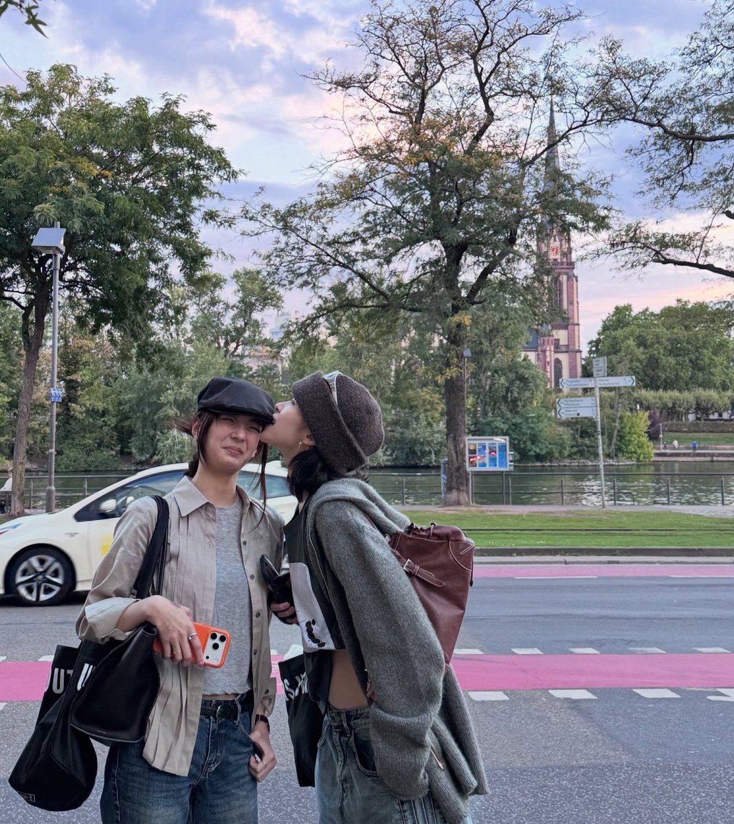 itzypopbase's tweet photo. ITZY’s Lia and Ryujin look adorable together in Frankfurt. https://t.co/9i7CdQjloJ