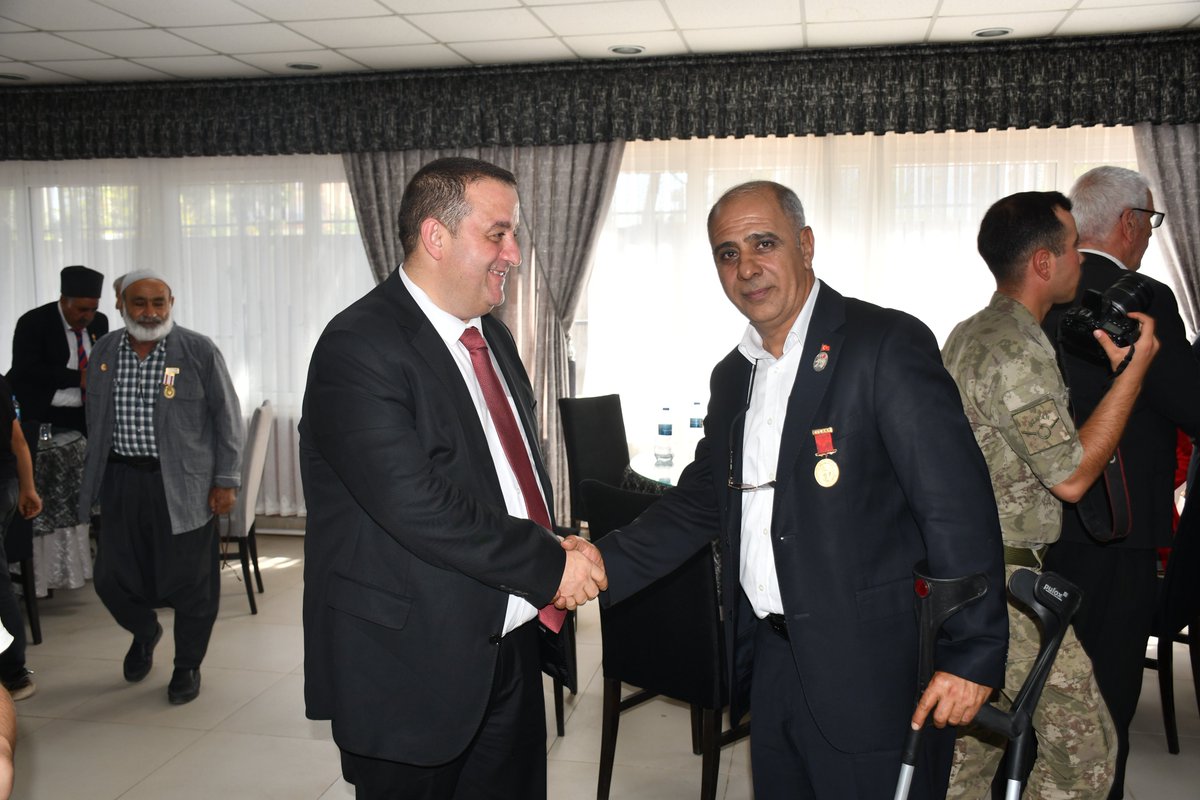 Siverekbld's tweet photo. 19 Eylül Gaziler Günü kapsamında 107. Topçu Alayında gazilerimiz onuruna düzenlenen yemeğe Belediye Başkan Yardımcımız @tameralhas katıldı.

Gazilerimiz ve aileleriyle bir araya gelinen programın ardından hatıra fotoğrafı çekilerek bu anlamlı gün ölümsüzleştirildi.

#SiverekBelediyesi