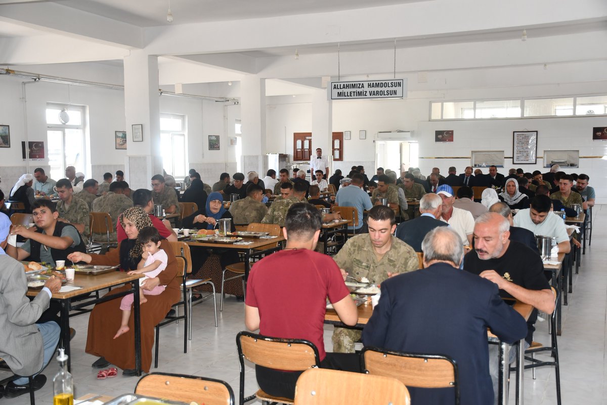 Siverekbld's tweet photo. 19 Eylül Gaziler Günü kapsamında 107. Topçu Alayında gazilerimiz onuruna düzenlenen yemeğe Belediye Başkan Yardımcımız @tameralhas katıldı.

Gazilerimiz ve aileleriyle bir araya gelinen programın ardından hatıra fotoğrafı çekilerek bu anlamlı gün ölümsüzleştirildi.

#SiverekBelediyesi