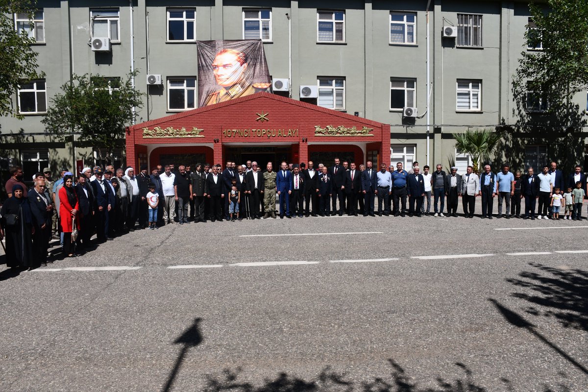 Siverekbld's tweet photo. 19 Eylül Gaziler Günü kapsamında 107. Topçu Alayında gazilerimiz onuruna düzenlenen yemeğe Belediye Başkan Yardımcımız @tameralhas katıldı.

Gazilerimiz ve aileleriyle bir araya gelinen programın ardından hatıra fotoğrafı çekilerek bu anlamlı gün ölümsüzleştirildi.

#SiverekBelediyesi