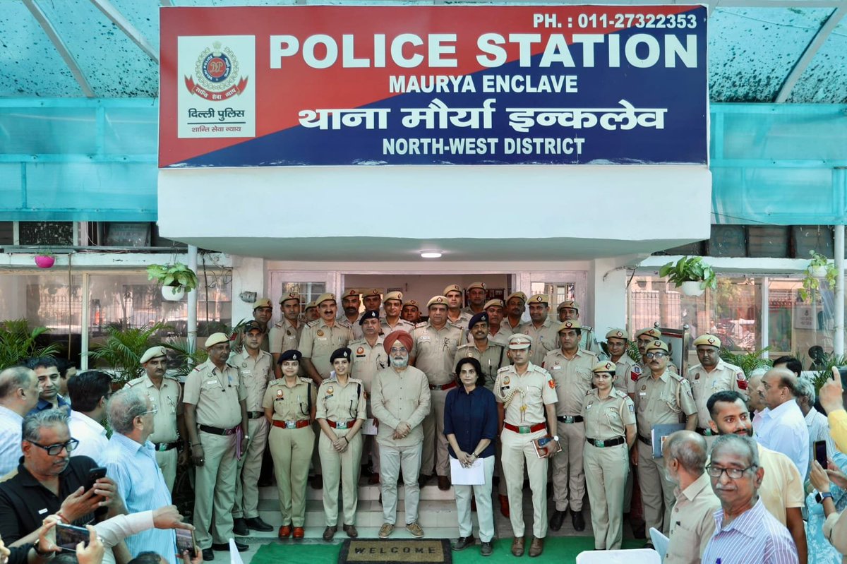 AcpSPlace's tweet photo. थाना मौर्या एन्क्लेव के लिए गौरवपूर्ण क्षण!🇮🇳 माननीय उपराज्यपाल, दिल्ली श्री तरनजीत सिंह संधू के आत्मीय संवाद से स्टाफ में नई ऊर्जा व उत्साह का संचार हुआ। 
नागरिक-केंद्रित पुलिसिंग को और मजबूत करने की प्रेरणा मिली। 
#DelhiPolice #MauryaEnclave #ThanaDiwas https://t.co/rFWSycrreZ