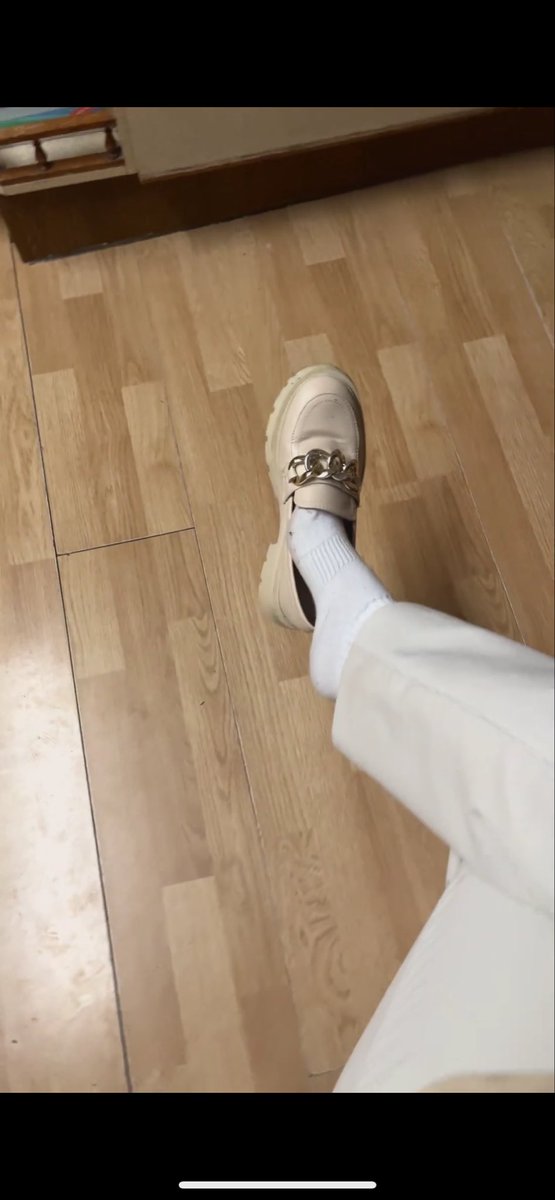 Chippy9yyvv's tweet photo. #靴脱ぎ #靴下フェチ #靴下 #jk #takeoffshoes

どちらの方がお好きですか？ https://t.co/IOHnSeLaY6