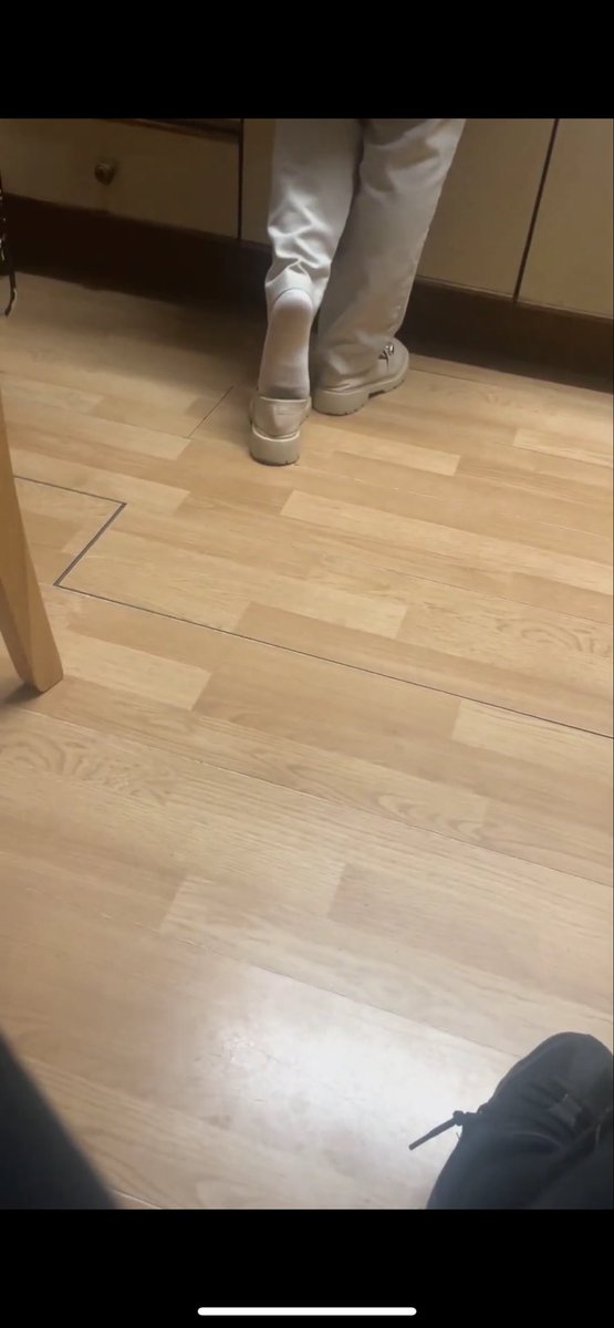 Chippy9yyvv's tweet photo. #靴脱ぎ #靴下フェチ #靴下 #jk #takeoffshoes

どちらの方がお好きですか？ https://t.co/IOHnSeLaY6