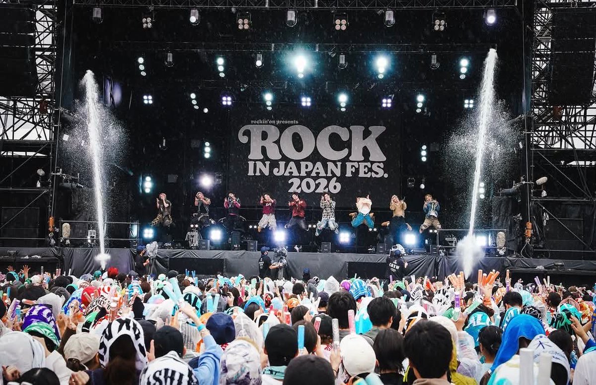 ayaka1028tii's tweet photo. 全くどなたか存じ上げませんが、ライブで9人が同じ高さに飛ぶのってすごくない？ https://t.co/6ZydwJi2Wl