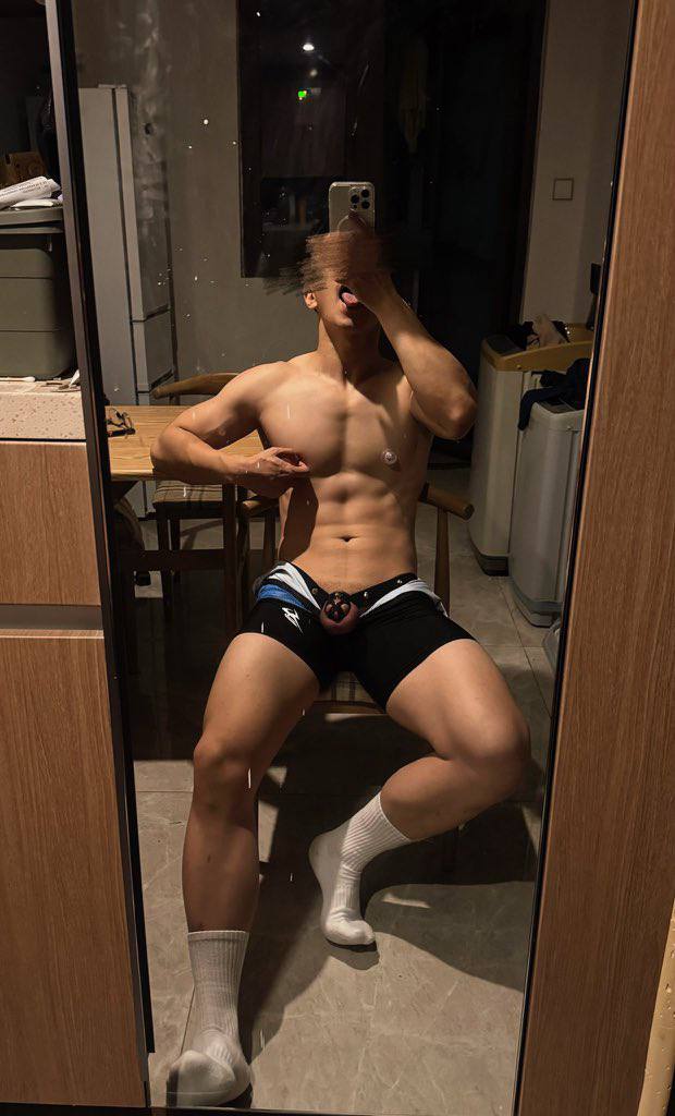 52soutong's tweet photo. 反差黑皮肌肉体育生对镜自拍玩乳头发骚
#黑皮 #肌肉男 #玩乳头 https://t.co/MEaNybdaEt