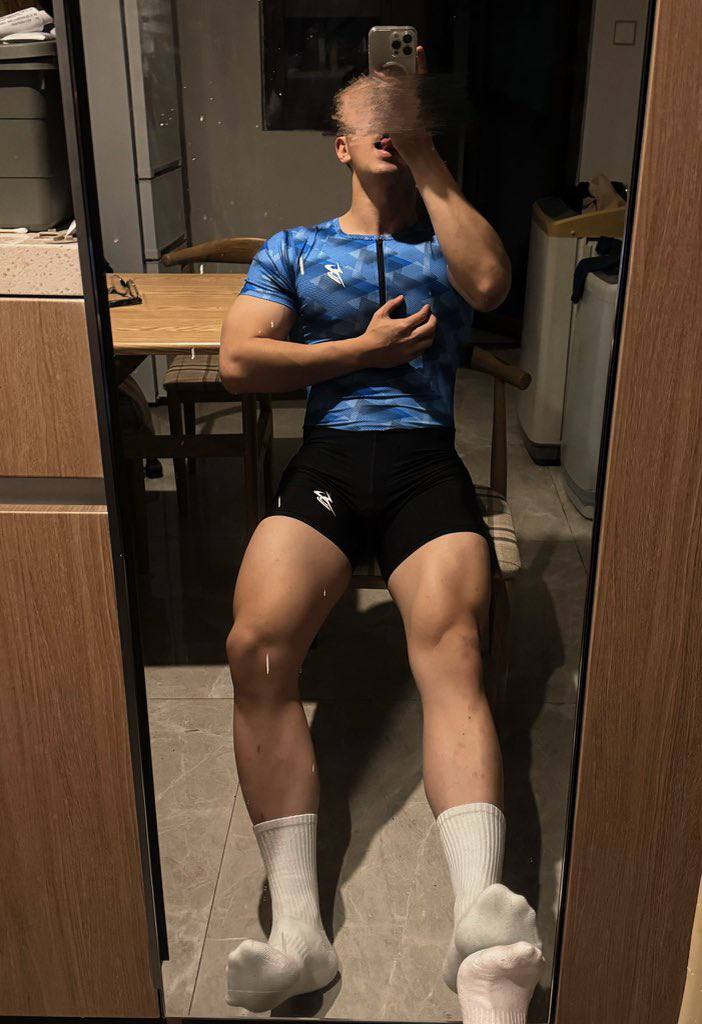 52soutong's tweet photo. 反差黑皮肌肉体育生对镜自拍玩乳头发骚
#黑皮 #肌肉男 #玩乳头 https://t.co/MEaNybdaEt