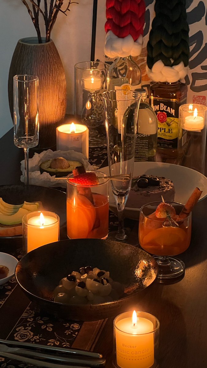 cozys865470's tweet photo. Turn an old mason jar and leftover string lights into a cozy table centerpiece for dinner tonight – zero new stuff needed, just some creativity! https://t.co/1H2g1z9YgL