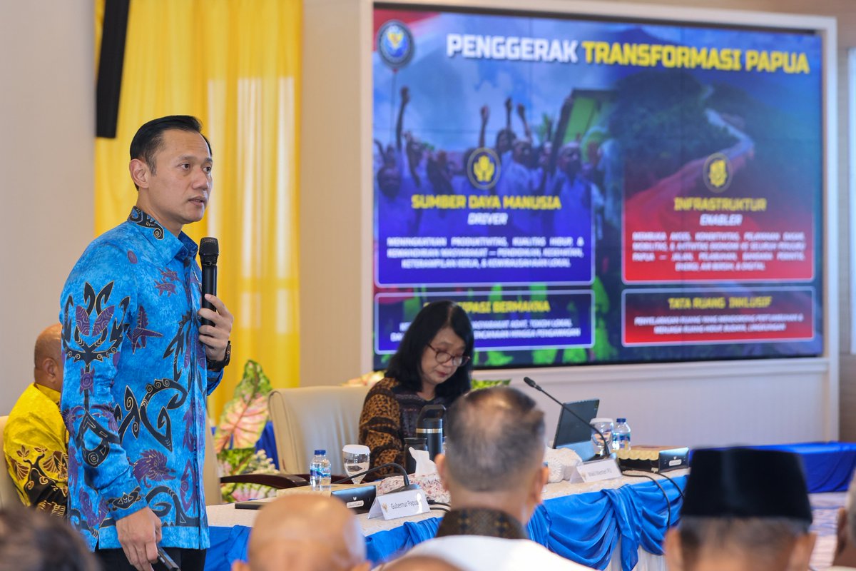 AgusYudhoyono's tweet photo. Bersama Wakil Menteri @KemenPU Ibu Diana Kusumastuti , para kepala daerah se-Papua, serta Bapak Velix Wanggai saya memimpin rapat koordinasi guna membahas percepatan pembangunan dan pengembangan wilayah Tanah Papua pada Jumat (19/9), di Jayapura.

Pertemuan strategis ini dihadiri secara lengkap oleh para Gubernur, Bupati, dan Walikota dari 42 daerah di seluruh Tanah Papua untuk menyatukan visi dalam memperkuat konektivitas antarwilayah serta mengintegrasikan infrastruktur dasar.

Fokus konsentrasi utama dalam percepatan ini mencakup pembangunan jalan Trans Papua dan akses darat untuk mengatasi tantangan geografis, jalur logistik transportasi udara dan pelabuhan laut, serta penyediaan infrastruktur dasar berupa air bersih, perumahan layak, sanitasi, dan kelistrikan.

Selain infrastruktur fisik, peningkatan kualitas hidup masyarakat melalui sektor pendidikan, kesehatan, serta penataan ruang wilayah yang selaras dengan hak ulayat dan perlindungan lingkungan hidup juga menjadi prioritas utama.

Seluruh langkah strategis ini merupakan wujud nyata dari visi besar Bapak Presiden Prabowo Sudianto untuk menghadirkan pertumbuhan ekonomi yang berkeadilan, mempercepat kesejahteraan, serta memuliakan Tanah Papua melalui kolaborasi erat antara pusat dan daerah.