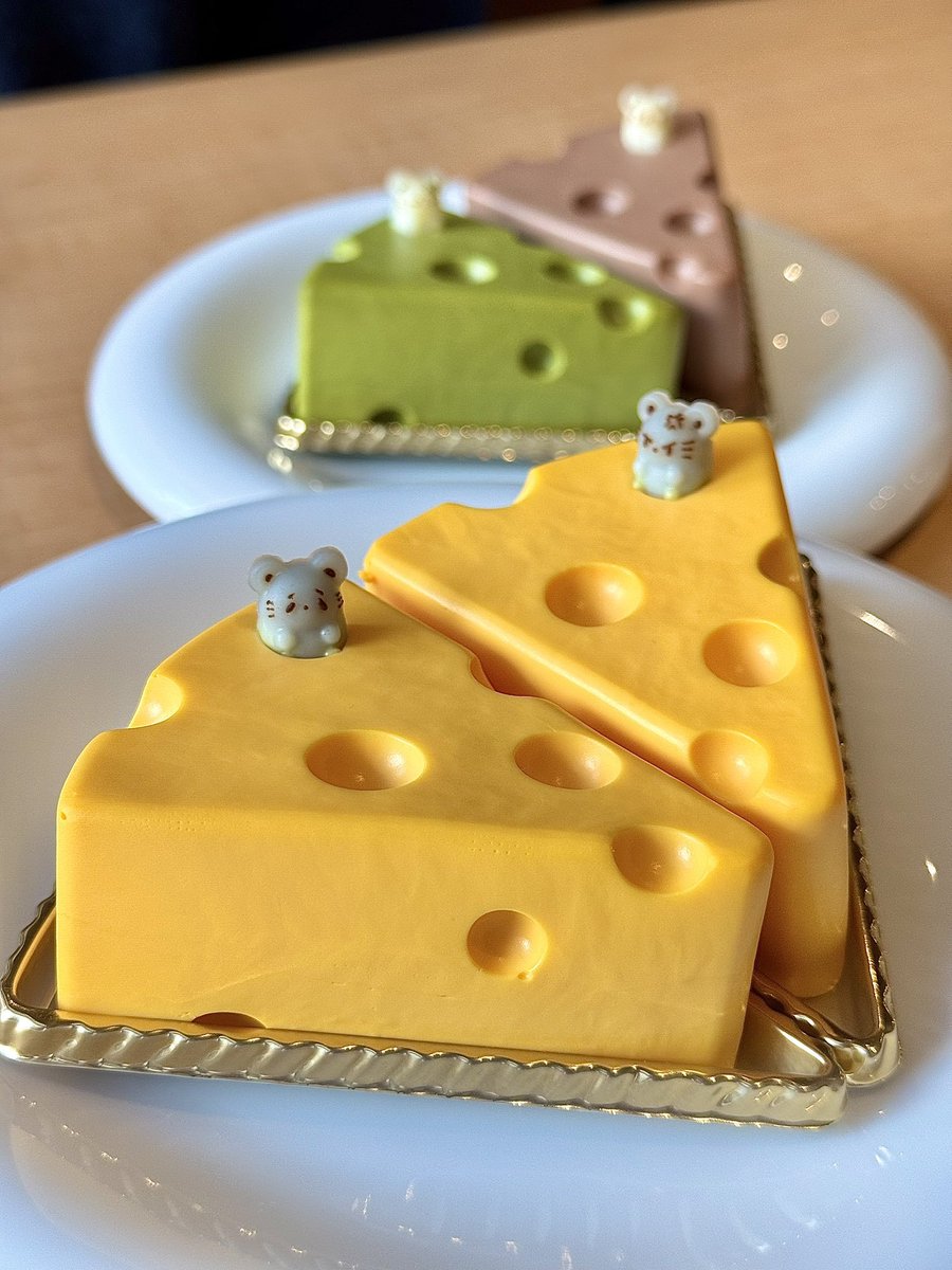 tabe_megumi's tweet photo. 絵本から飛び出してきたようなチーズケーキ🧀
『京・菓る茶 cafe』

穴あきチーズにちょこんとのったネズミが可愛い🤍ふわっとなめらかな3種のチーズムースは、口どけ軽やかで程よい甘さ🤤京都で人気のお店が9/23まで新宿高島屋で食べられます！ https://t.co/bgaY19XAVO