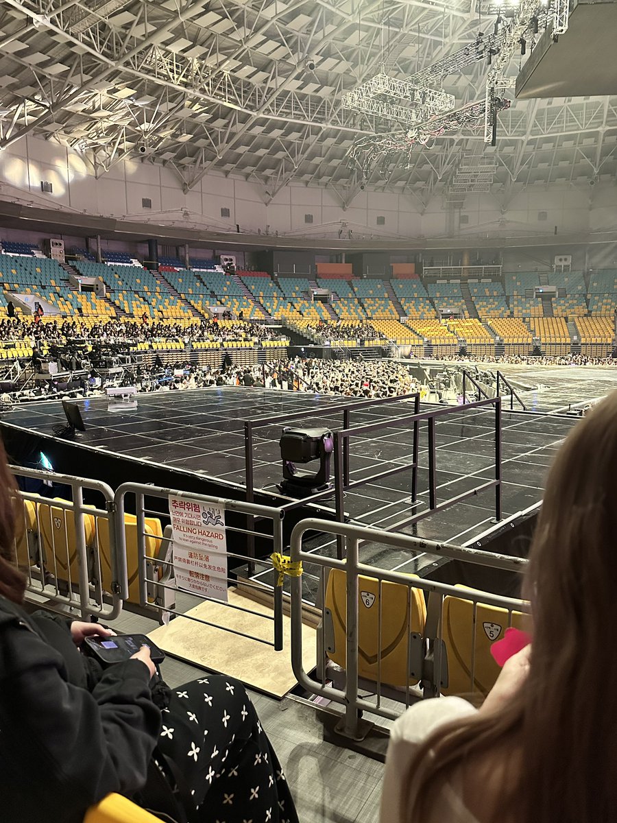 mingming_ddu's tweet photo. 오블 돌출은 4구역 12열 6/7/8/9번이 진짜 최고인듯
애들이 가까이 올 수 있는 저 펜스(?)가 그쪽으로 딱 나있어서 무조건 한번씩 와주는거 같당

스케치북도 애들이 무조건 볼 수 밖에 없는 위치!!🥹

#nct127 #더레드라인콘서트 #nct127concert #theredline https://t.co/OSTp2kuMbQ