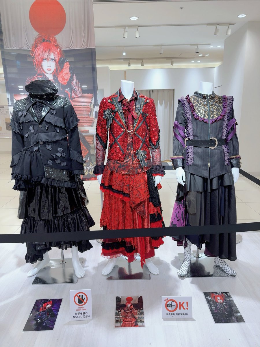 Royz_official's tweet photo. 明日より武道館グッズ購入できます🌟
そして「PHOENIXXXX-フェニックス-」衣装も明日より展示しております🐦‍🔥
ぜひチェックしてください👀✨ https://t.co/vVHU5RVTN2