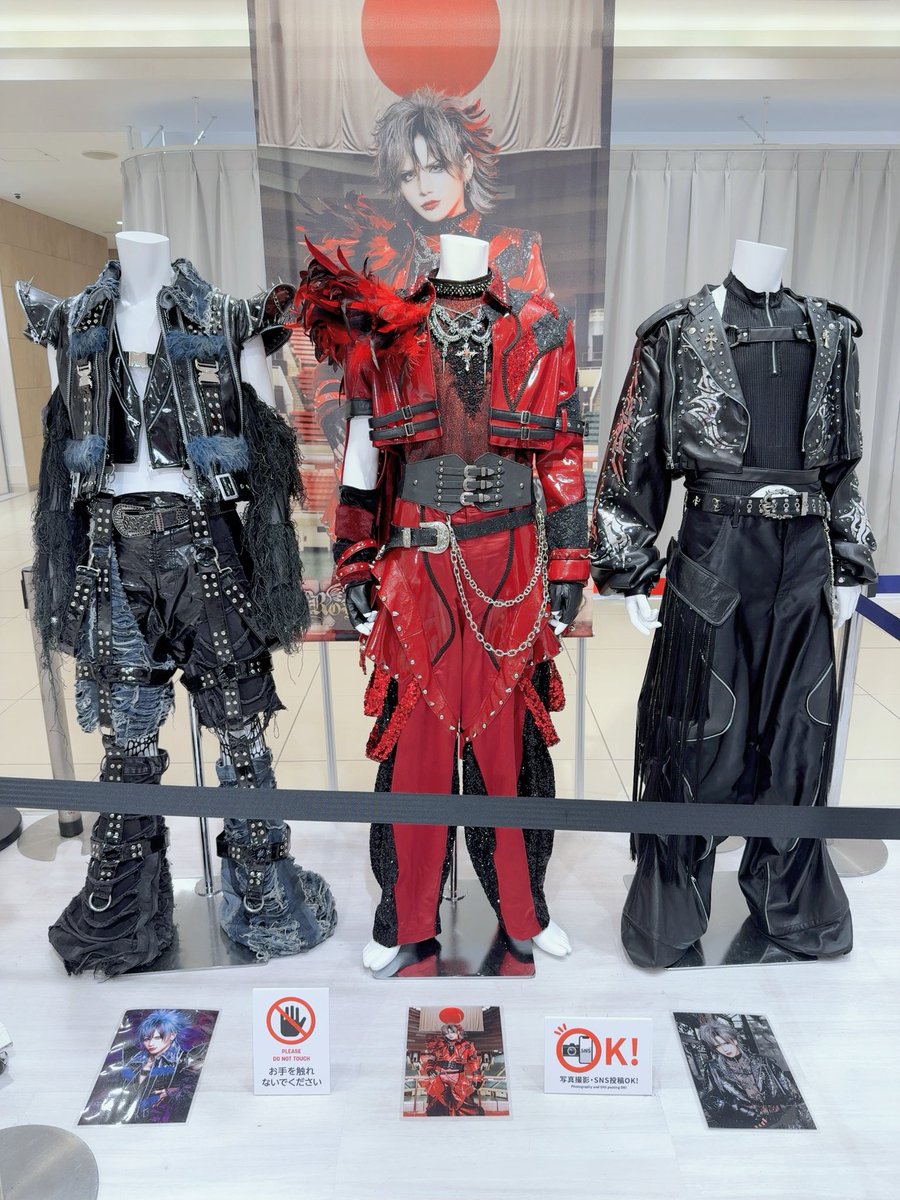 Royz_official's tweet photo. 明日より武道館グッズ購入できます🌟
そして「PHOENIXXXX-フェニックス-」衣装も明日より展示しております🐦‍🔥
ぜひチェックしてください👀✨ https://t.co/vVHU5RVTN2