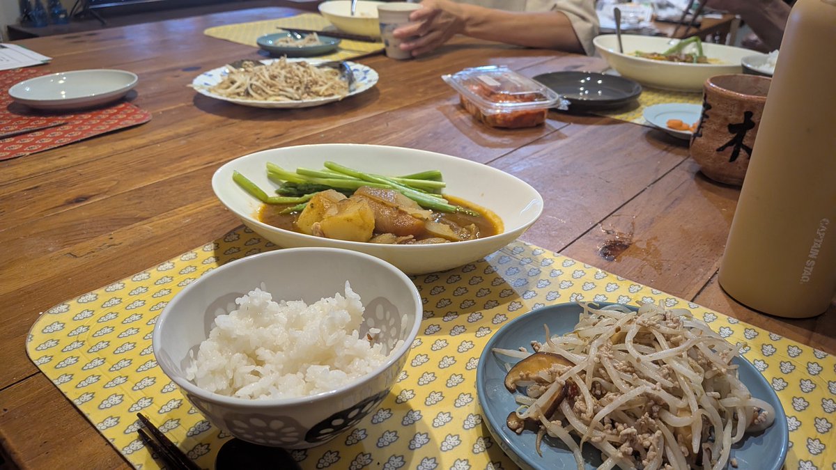 udu_pr's tweet photo. 木金土、三連続でお出しします！ぼたもち寺！
仕事も燃えてるし、生活も忙しないです！

そんな木曜のごはんは油麩丼と小松菜とえのきの和え物
金曜のごはんはスープカレーともやし炒め
土曜のごはんは青椒肉絲とトマトとナスとツナのサラダ
だよ！

正直「こなしてる」感が強いごはんで泣きそ😭 https://t.co/Q7Lxc1bMIt