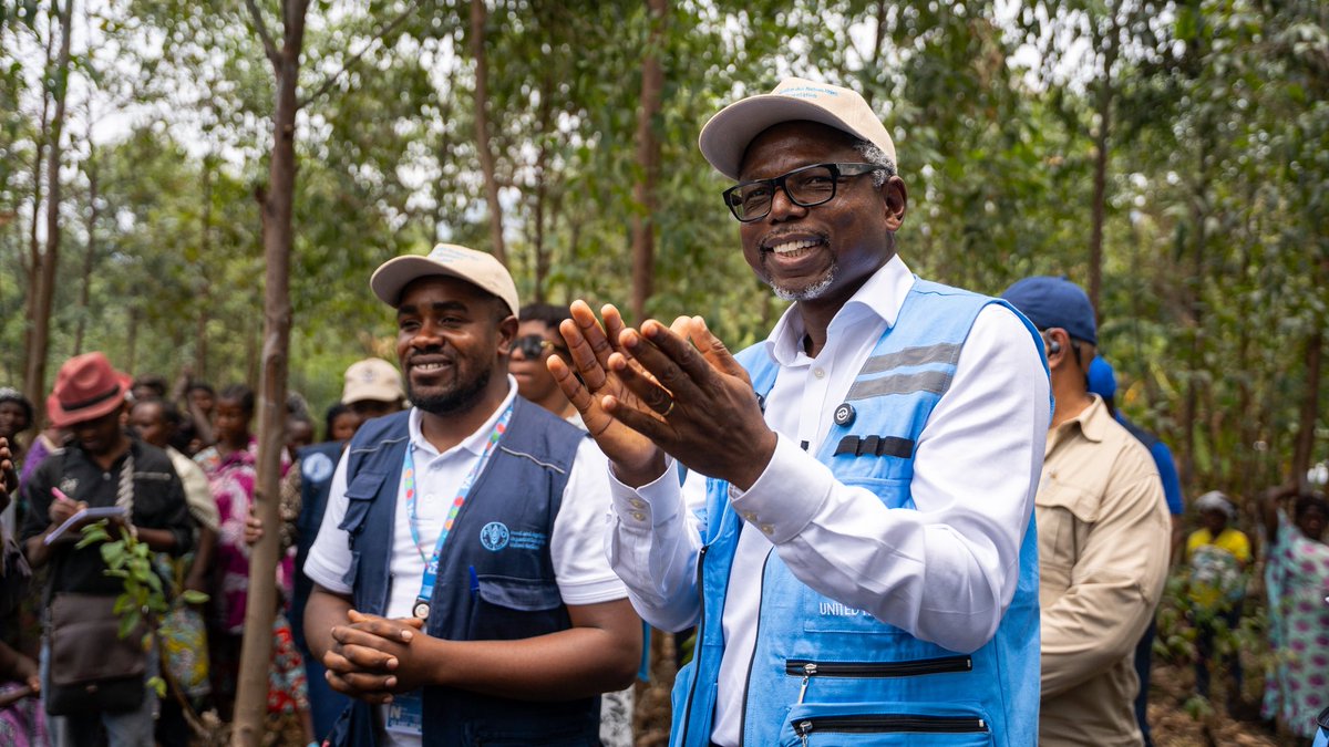 DamienMama's tweet photo. Je viens d’achever une visite de 3 jours à #Goma et #Bukavu, qui m’a permis d’écouter les acteurs humanitaires, les communautés affectées et plusieurs interlocuteurs.

Avec le leadership de l’AFC/M23, mes échanges ont porté sur les enjeux humanitaires, notamment la nécessité de faciliter l’accès aux populations affectées et de lever toute entrave au mouvement des acteurs humanitaires dans les zones sous leur contrôle.

Dans le territoire de Masisi, j’ai rencontré des familles retournées dans leurs communautés. Grâce au Fonds Humanitaire géré par @UNOCHA_DRC, la @FAORDCongo a distribué des semences et des kits agricoles d’urgence à 8000 ménages retournés afin de renforcer leur sécurité alimentaire.

À #Sake, j’ai visité un projet de protection et de réinsertion socioéconomique en faveur des femmes retournées, mis en œuvre par la Coopérative agropastorale #TUUNGANA avec le soutien du @PNUDRDC. 

J’ai également visité l’hôpital HEAL Africa soutenu par  @UNFPARDC la prise en charge des fistules obstétricales et les soins et services destinés aux survivantes de violences basées sur le genre.

Je repars de cette région avec la conviction suivante: les besoins humanitaires restent considérables; Il faut davantage de financements pour sauver des vies et renforcer la résilience des communautés; et il est crucial de garantir un accès humanitaire sans entrave.

Mais surtout, les populations que j’ai rencontrées aspirent à une chose fondamentale : une #paix durable.

Cap sur #UVIRA….