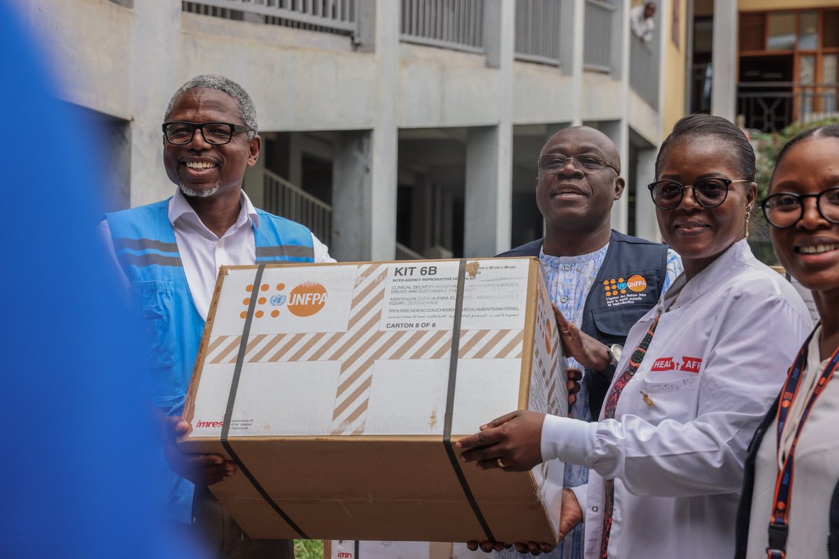 DamienMama's tweet photo. Je viens d’achever une visite de 3 jours à #Goma et #Bukavu, qui m’a permis d’écouter les acteurs humanitaires, les communautés affectées et plusieurs interlocuteurs.

Avec le leadership de l’AFC/M23, mes échanges ont porté sur les enjeux humanitaires, notamment la nécessité de faciliter l’accès aux populations affectées et de lever toute entrave au mouvement des acteurs humanitaires dans les zones sous leur contrôle.

Dans le territoire de Masisi, j’ai rencontré des familles retournées dans leurs communautés. Grâce au Fonds Humanitaire géré par @UNOCHA_DRC, la @FAORDCongo a distribué des semences et des kits agricoles d’urgence à 8000 ménages retournés afin de renforcer leur sécurité alimentaire.

À #Sake, j’ai visité un projet de protection et de réinsertion socioéconomique en faveur des femmes retournées, mis en œuvre par la Coopérative agropastorale #TUUNGANA avec le soutien du @PNUDRDC. 

J’ai également visité l’hôpital HEAL Africa soutenu par  @UNFPARDC la prise en charge des fistules obstétricales et les soins et services destinés aux survivantes de violences basées sur le genre.

Je repars de cette région avec la conviction suivante: les besoins humanitaires restent considérables; Il faut davantage de financements pour sauver des vies et renforcer la résilience des communautés; et il est crucial de garantir un accès humanitaire sans entrave.

Mais surtout, les populations que j’ai rencontrées aspirent à une chose fondamentale : une #paix durable.

Cap sur #UVIRA….