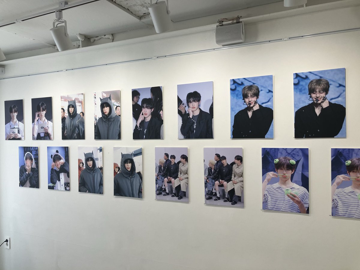 sshyeonni's tweet photo. #상현이의_외출준비

디피되어있는 만화책이나 티셔츠, 헤드폰 등 하나하나가 정말 상현이 물건 같아보여서 되게 좋았어요 !

럭드 상품들이 너무 예뻐서 재미로 했는데 엽서만 3번 나왔어요 ㅋㅋ

그래도 사진들이 하나같이 너무예뻐서 만족했어요 ! ㅎㅎ https://t.co/po5y1Gj8SQ