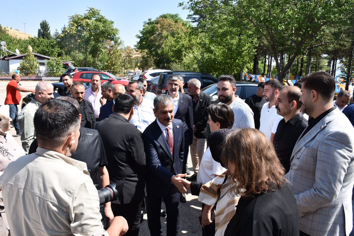 erolkeles23's tweet photo. ❝Teşkilatımızın gücü, aynı davaya gönül vermiş yol arkadaşlarımızın emeğinde, vefasında ve kardeşliğinde saklıdır.❞
📍Teşkilat Motivasyon Toplantısı

İl Başkanımız Sayın Sencer Selmanoğlu, Milletvekilimiz Sayın Ejder Açıkkapı, Belediye Başkanımız Sayın Şahin Şerifoğulları, Kadın Kolları Başkanımız Sayın Melike Yegül Hurma ve kıymetli dava ve yol arkadaşlarımızla Teşkilat Motivasyon Toplantımızda bir araya geldik.

Birlik ve beraberlik içerisinde teşkilat çalışmalarımızı ve önümüzdeki döneme ilişkin hedeflerimizi değerlendirdik; karşılıklı istişarelerde bulunduk.

Elazığ’ımıza ve hemşehrilerimize hizmet yolunda emek veren, fedakârlıklarıyla teşkilatımıza güç katan tüm yol arkadaşlarıma teşekkür ediyorum.

Birliğimiz, beraberliğimiz ve kardeşliğimiz daim olsun.

@Akparti @RTErdogan @abuyukgumus