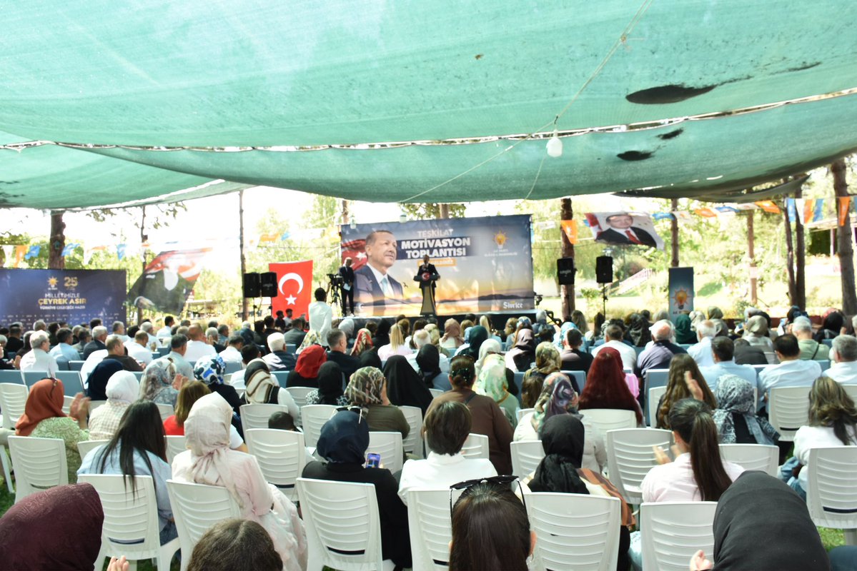erolkeles23's tweet photo. ❝Teşkilatımızın gücü, aynı davaya gönül vermiş yol arkadaşlarımızın emeğinde, vefasında ve kardeşliğinde saklıdır.❞
📍Teşkilat Motivasyon Toplantısı

İl Başkanımız Sayın Sencer Selmanoğlu, Milletvekilimiz Sayın Ejder Açıkkapı, Belediye Başkanımız Sayın Şahin Şerifoğulları, Kadın Kolları Başkanımız Sayın Melike Yegül Hurma ve kıymetli dava ve yol arkadaşlarımızla Teşkilat Motivasyon Toplantımızda bir araya geldik.

Birlik ve beraberlik içerisinde teşkilat çalışmalarımızı ve önümüzdeki döneme ilişkin hedeflerimizi değerlendirdik; karşılıklı istişarelerde bulunduk.

Elazığ’ımıza ve hemşehrilerimize hizmet yolunda emek veren, fedakârlıklarıyla teşkilatımıza güç katan tüm yol arkadaşlarıma teşekkür ediyorum.

Birliğimiz, beraberliğimiz ve kardeşliğimiz daim olsun.

@Akparti @RTErdogan @abuyukgumus