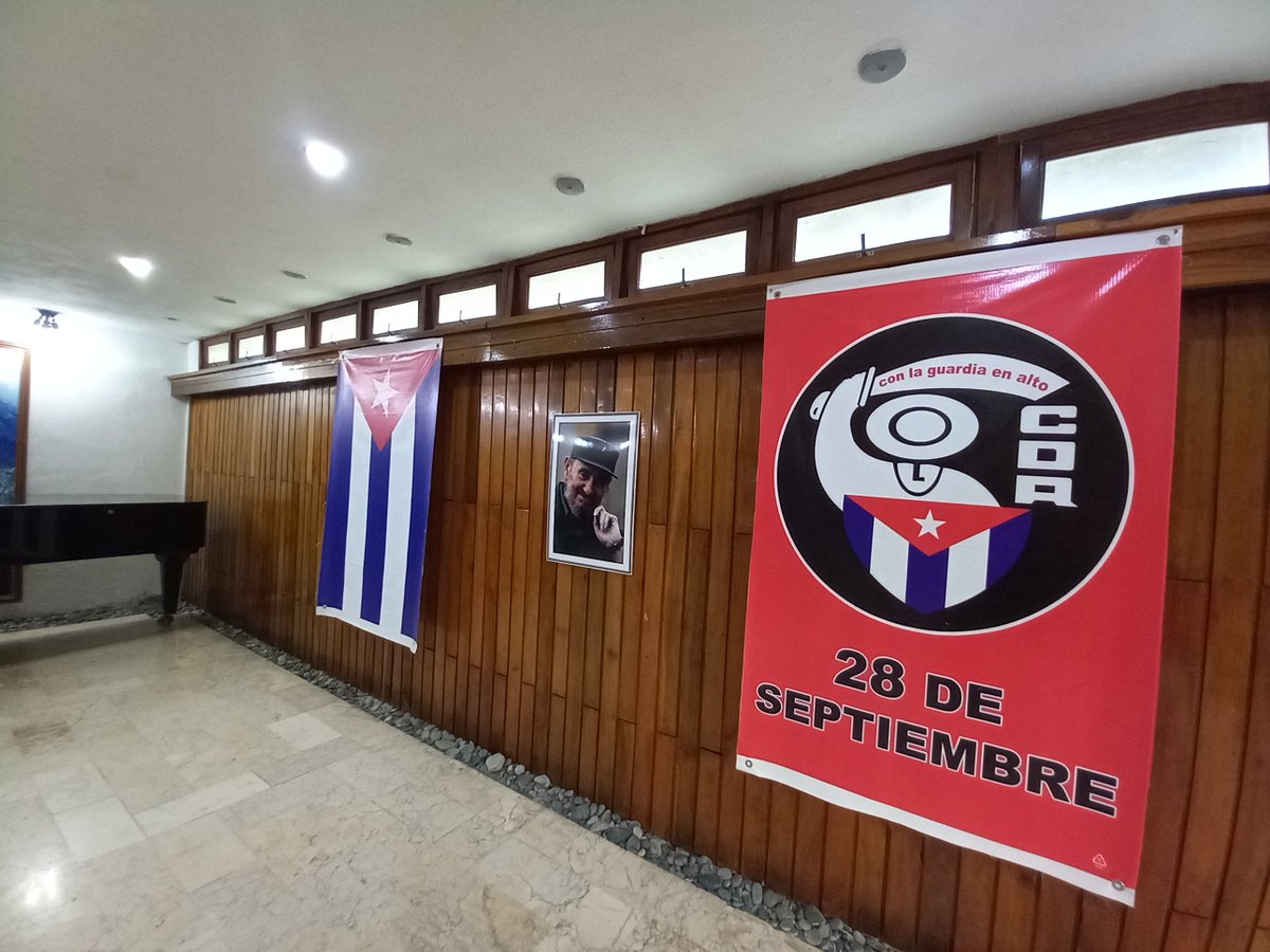 yoeaberob1's tweet photo. En el marco del 66 aniversario de la creación de los Comité de Defensa de la Revolución, condecoramos en #Guantánamo a destacados cederistas que han sido ejemplo de consagracion en el cumplimiento de las tareas de la organización.
#MiBarrioPorLaPatria 
#GuantánamoNoSeDetiene https://t.co/2tZTw5L7Rq