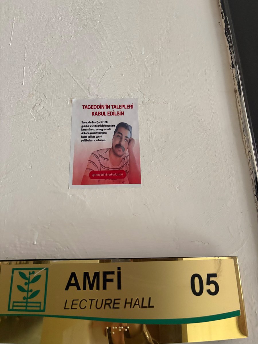 taceddinarkadas's tweet photo. Arkadaşımız için İstanbul Üniversitesi’nde sticker çalışması yapıldı. 

Taceddin’in talepleri kabul edilsin, Marmara 6 no’lu hapishane idaresi suç işlemesin! https://t.co/vmLIrlhFtL