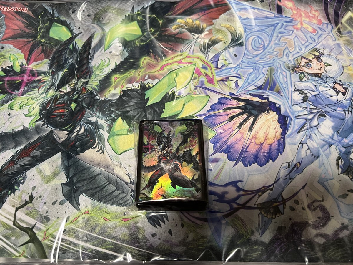 MaySatsuki_Sen's tweet photo. ちゃーりーさんから断罪白魔女プレマと断罪スリーブもろた！！
本当にありがとうございます…しかも来てもらって感謝の極み https://t.co/ej2oqkBlwH