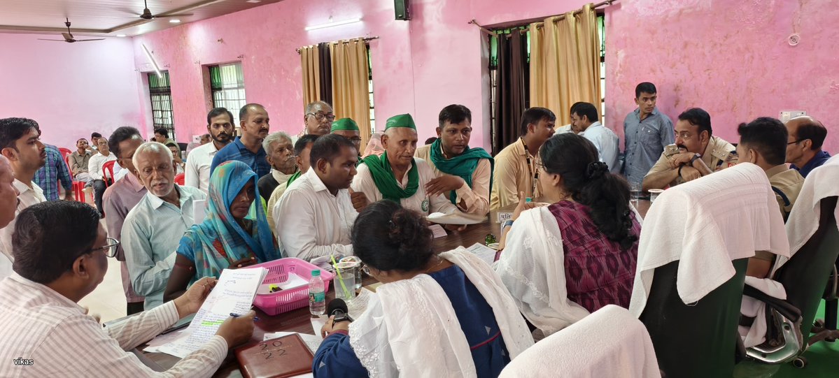 dmraebareli's tweet photo. तहसील डलमऊ में आयोजित "सम्पूर्ण समाधान दिवस" के दौरान जनसामान्य की शिकायतों को सुनकर मौके पर संबंधित अधिकारियों को समयबद्ध व गुणवत्तापूर्ण निस्तारण के निर्देश दिए l
@UPGovt @CMOfficeUP @ChiefSecyUP @InfoDeptUP https://t.co/9YOyNN3W6k