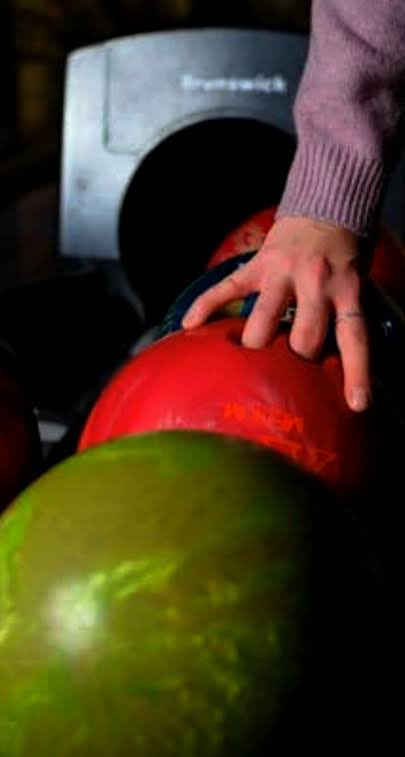 jbloanhack's tweet photo. @HonestApeNYC @Mollyploofkins Maybe she “identifies as a bowling ball” https://t.co/KTyuonmZRB