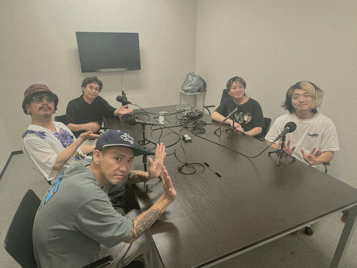 Omoinotakey's tweet photo. 今夜21:30〜
──────

#Omoinotake 
FMヨコハマ「ありったけ交差点」

https://t.co/5batTZ7XLF

今夜のあり点は…
#Omoinotake ONE MAN TOUR “Memorabilia” 開催直前！

収録@リハーサルスタジオ🎙️

Sax後藤天太さん @Tenta_Sax 
Perぬましょうさん @numasho2525

サポートメンバーのお二人とトークします！

お楽しみに🕺

✉️omoinotake@fmyokohama.jp
✍️ハッシュタグ #あり点
📱番組公式アカウント @ariten_847fmy