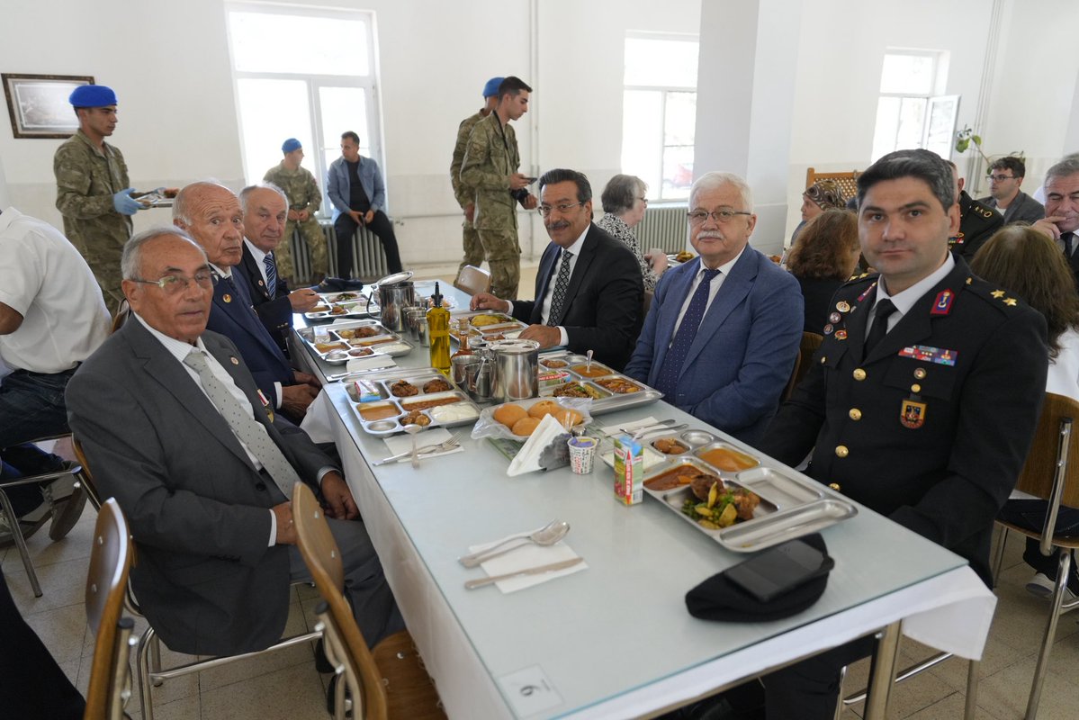 BurhaniyeBld's tweet photo. Burhaniye Belediye Başkanımız Ali Kemal Deveciler ve Belediye Meclis Üyemiz Muharrem Keskün 19EylülGazilerGünü dolayısıyla Burhaniye Garnizon Komutanlığı tarafından düzenlenen yemek programına katılarak şehit ailelerimiz ve gazilerimizle bir araya geldi

🔎https://t.co/gX1w6ObXJG https://t.co/TCvFvkRK1L