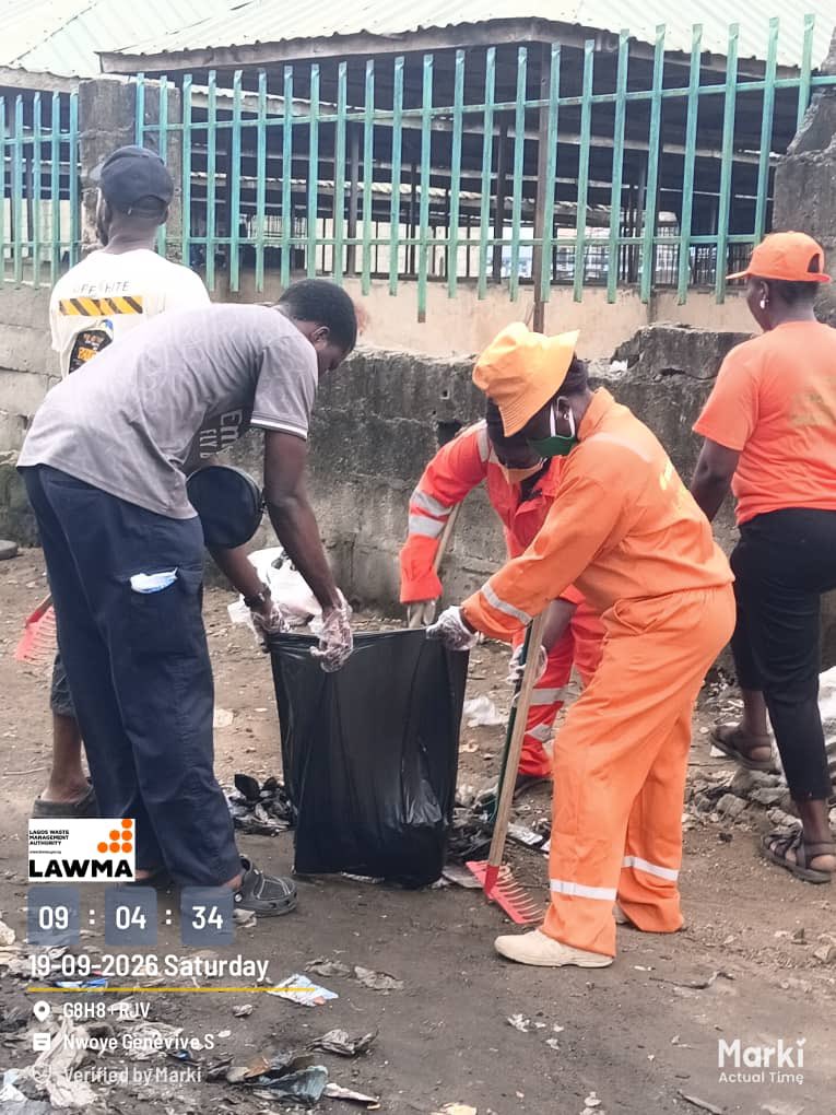 LagosChronicles's tweet photo. LAWMA Marks World Cleanup Day with Sweeping Operations Across Lagos, Seals Ipaja Property Over Buried Waste

https://t.co/c6DKHAWWf2

@muyiwag @tokunbo_wahab https://t.co/j81fRhSe0Q