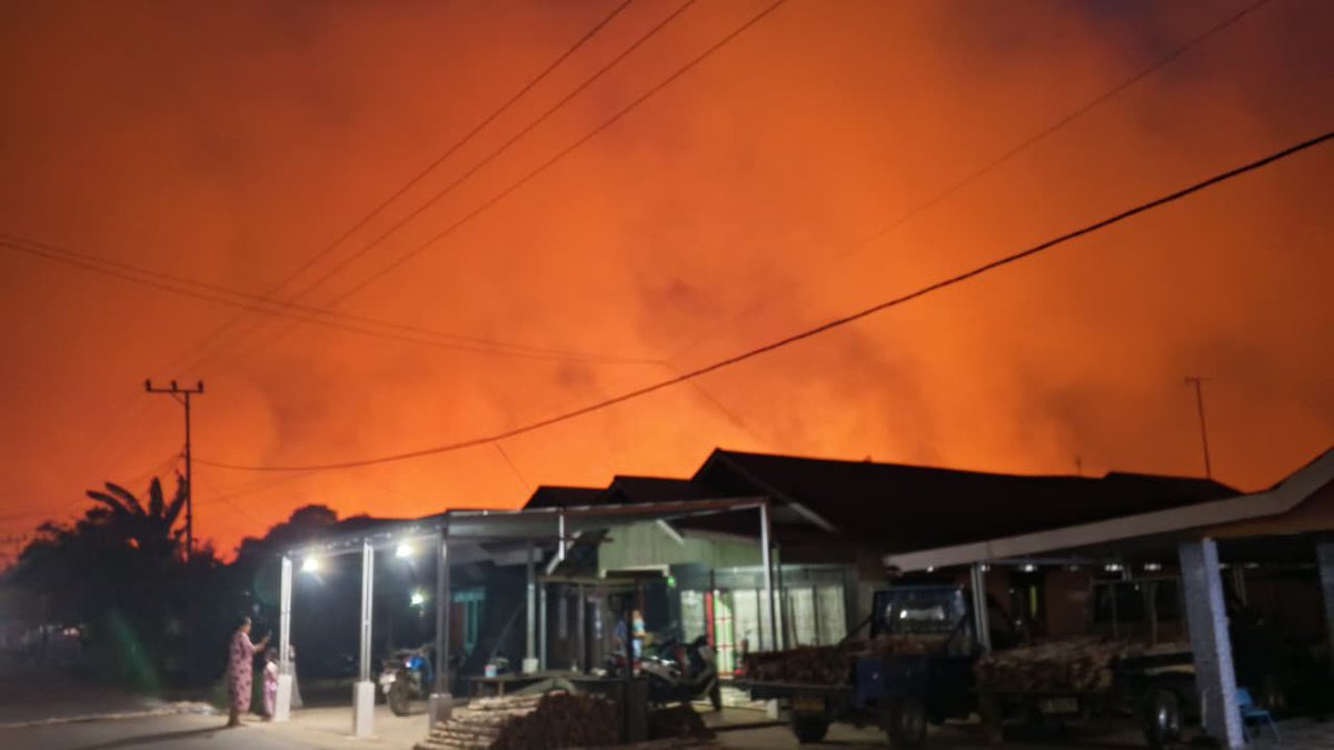 krucilhiphop's tweet photo. mau nangis rasanya liat keadaan, satu kecamatan dengan banyaknya titik kebakaran yang nyalanya barengan🥲☹️ update malam ini api udah sampe pemukiman.
#karhutla
#PrayForKalimantan https://t.co/LgAHtOfLsM