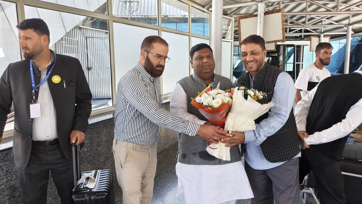 aapkamuddasir's tweet photo. Received Shri @ImranHussaain Ji, @AamAadmiPartyJK Incharge and MLA Balimaran, Delhi, at Srinagar Airport today.

A warm welcome to Kashmir, Sir. We look forward to your visit and interaction with the team. 🙏

#AamAadmiParty #ArvindKejriwal 
#AAPians #kashmir #Jammu https://t.co/HuupbP6rkA