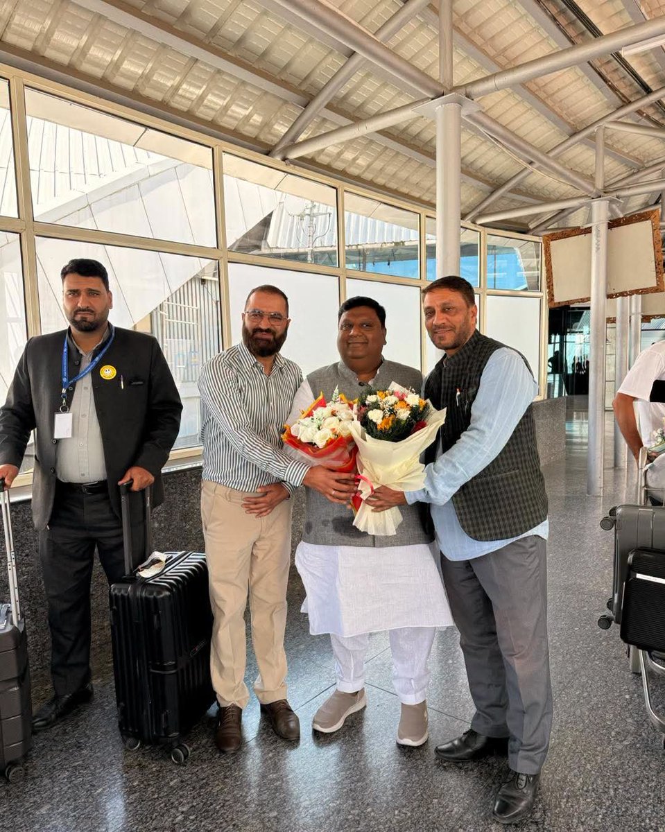 aapkamuddasir's tweet photo. Received Shri @ImranHussaain Ji, @AamAadmiPartyJK Incharge and MLA Balimaran, Delhi, at Srinagar Airport today.

A warm welcome to Kashmir, Sir. We look forward to your visit and interaction with the team. 🙏

#AamAadmiParty #ArvindKejriwal 
#AAPians #kashmir #Jammu https://t.co/HuupbP6rkA