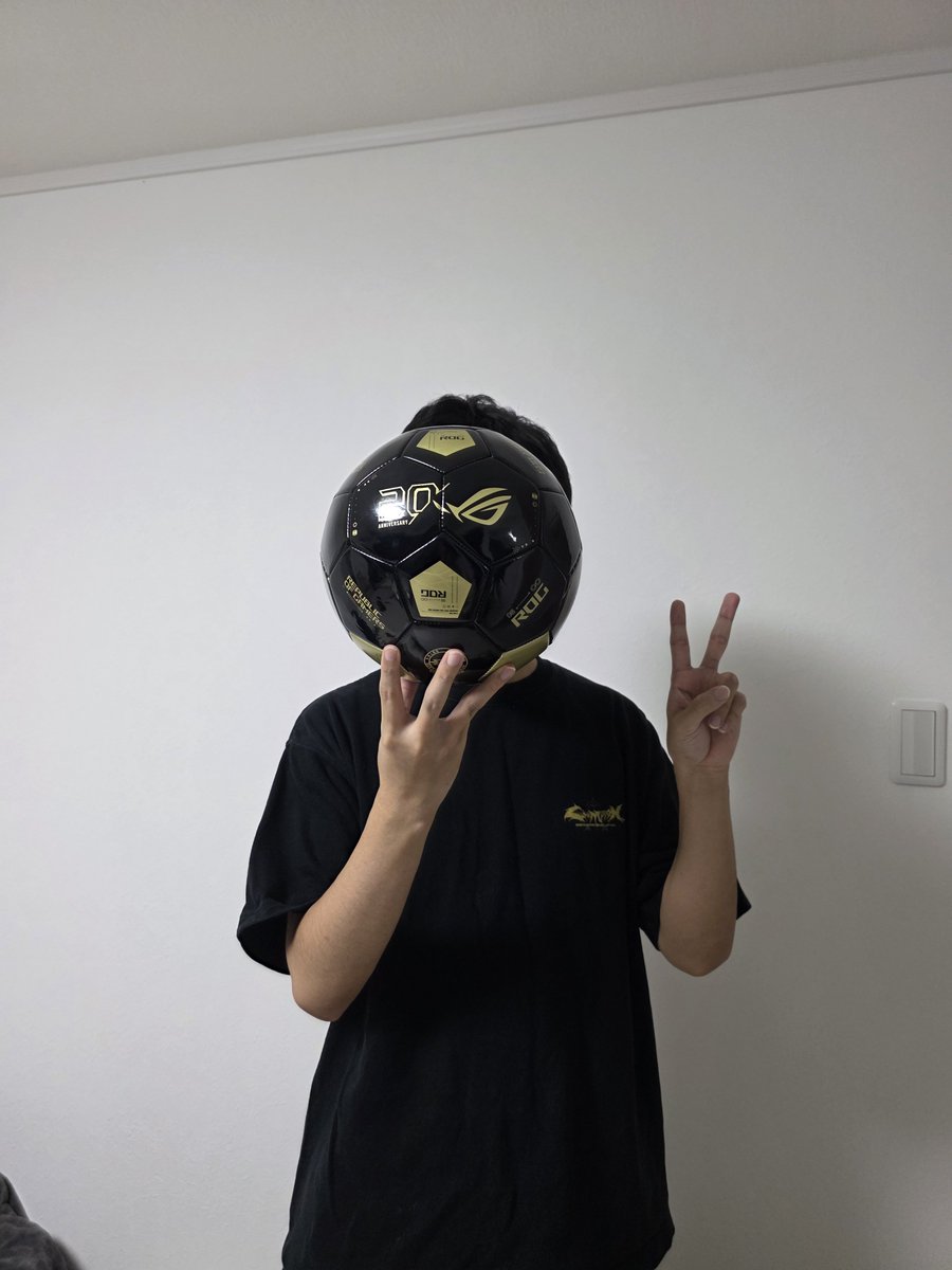 Qloudx's tweet photo. 今年のTGSのROGブースは、最強ゲーミングギアを体感できる、最高にアツいブースになってます！

展示もフォトスポットもめちゃくちゃ格好いいので、TGSに来たらぜひ立ち寄ってください！

#TGS2026 #ROG20周年 #ROGと挑戦 #ALLVARREL https://t.co/33eY1Rw6Ia