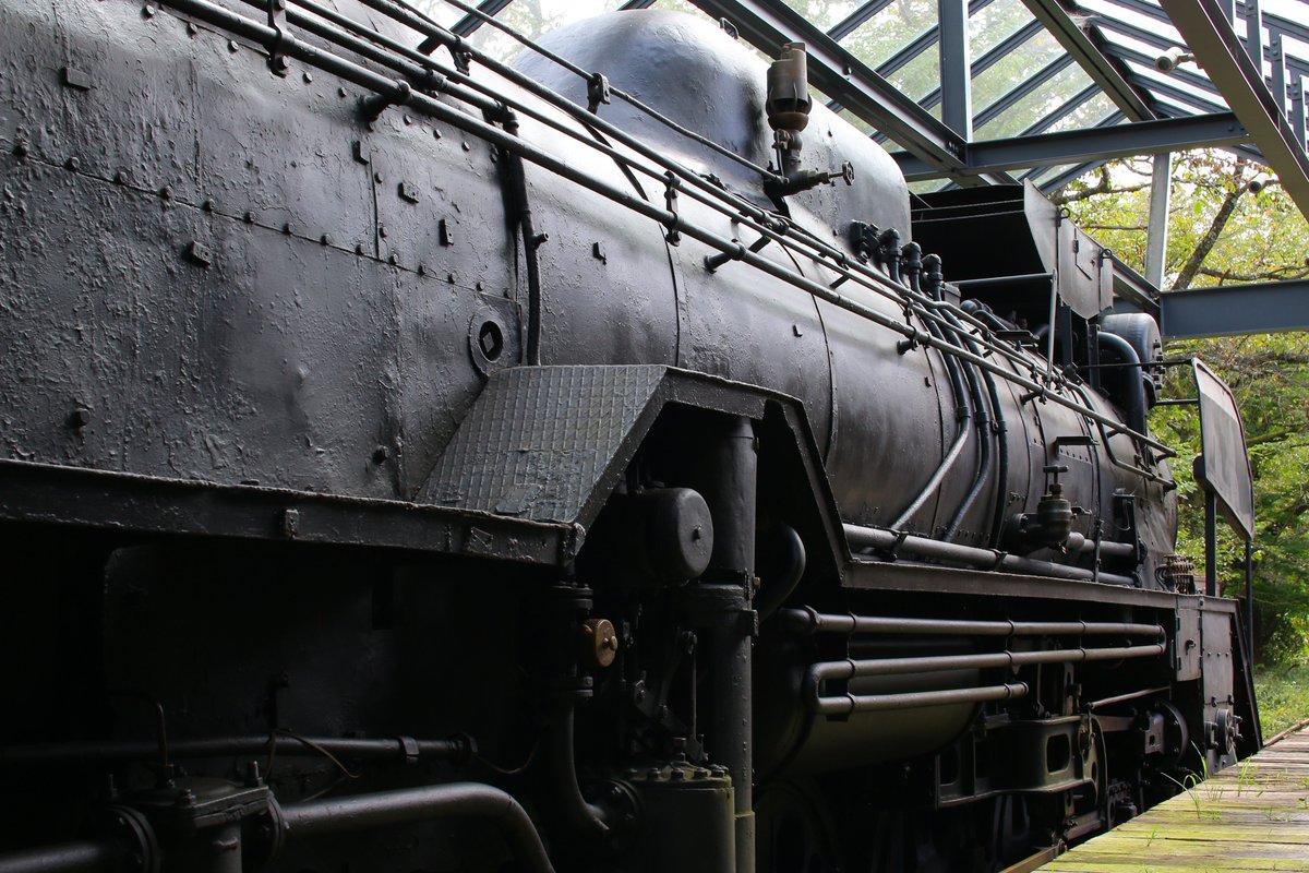 d07soe's tweet photo. D51 561号機

群馬県川場村のホテル田園プラザに保存・展示

川場村役場に連絡して撮影許可を得ています
圧縮空気による元動態機の有名機関車
ホテルは臨時休業でとても寂しい雰囲気
しかし彼はガラス屋根の下にて
まるで｢手入れ｣があるかのような美しい輝きを放って佇んでいた

#保存車両
#デゴイチ https://t.co/b0Ir6zaOeC