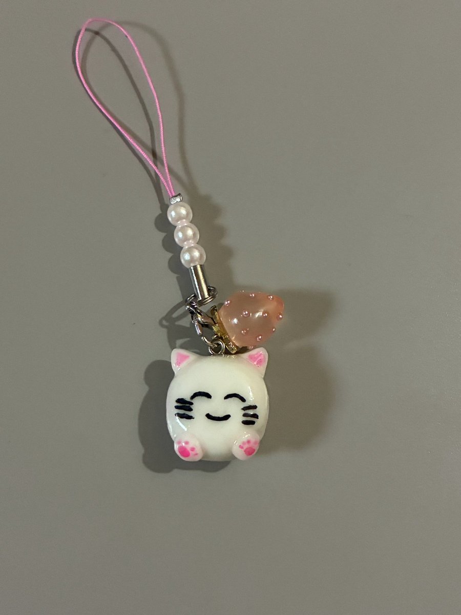 k4wr0's tweet photo. 今流行りのキーホルダー作るやつでなるせの猫作った https://t.co/xrQeVR19Vw