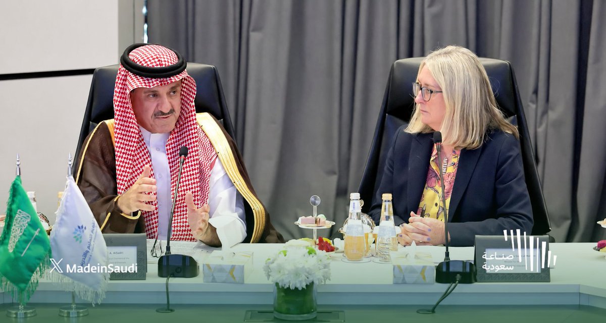 MadeinSaudi's tweet photo. أشادت وزيرة الدولة للمهارات في المملكة المتحدة البارونة جاكي سميث بالمستوى الذي بلغته هيئة تقويم التعليم والتدريب @EtecKsa في توظيف البيانات لضبط جودة التعليم والتدريب وذلك خلال زيارتها مقر الهيئة في الرياض واطلاعها على غرفة حالة التعليم والتدريب وهي منصة متقدمة لمراجعة البيانات وتحليلها وربط المؤشرات ذات الصلة.
 كما رأت أن النظام التعليمي البريطاني يمكنه الاستفادة من خبرة الهيئة في الاستخدام الدقيق للبيانات.