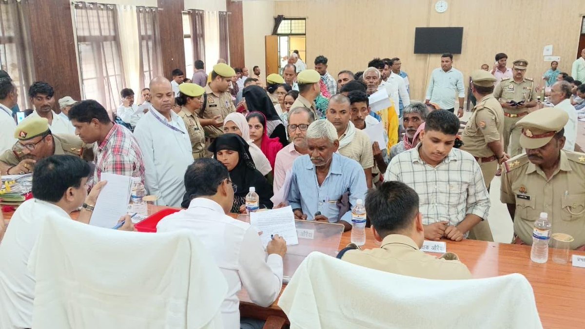 DMAuraiya's tweet photo. जिलाधिकारी बृजेश कुमार व पुलिस अधीक्षक अभिषेक भारती ने सदर तहसील औरैया में आयोजित सम्पूर्ण समाधान दिवस में दूर-दराज से आए फरियादियों की समस्याओं को गंभीरता के साथ सुना तथा संबंधित अधिकारियों को प्राप्त शिकायतों का गुणवत्तापूर्ण व नियमानुसार निस्तारण सुनिश्चित करने के दिए निर्देश। https://t.co/BZqM74cIOQ