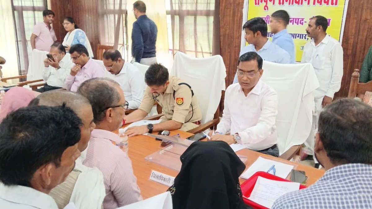 DMAuraiya's tweet photo. जिलाधिकारी बृजेश कुमार व पुलिस अधीक्षक अभिषेक भारती ने सदर तहसील औरैया में आयोजित सम्पूर्ण समाधान दिवस में दूर-दराज से आए फरियादियों की समस्याओं को गंभीरता के साथ सुना तथा संबंधित अधिकारियों को प्राप्त शिकायतों का गुणवत्तापूर्ण व नियमानुसार निस्तारण सुनिश्चित करने के दिए निर्देश। https://t.co/BZqM74cIOQ