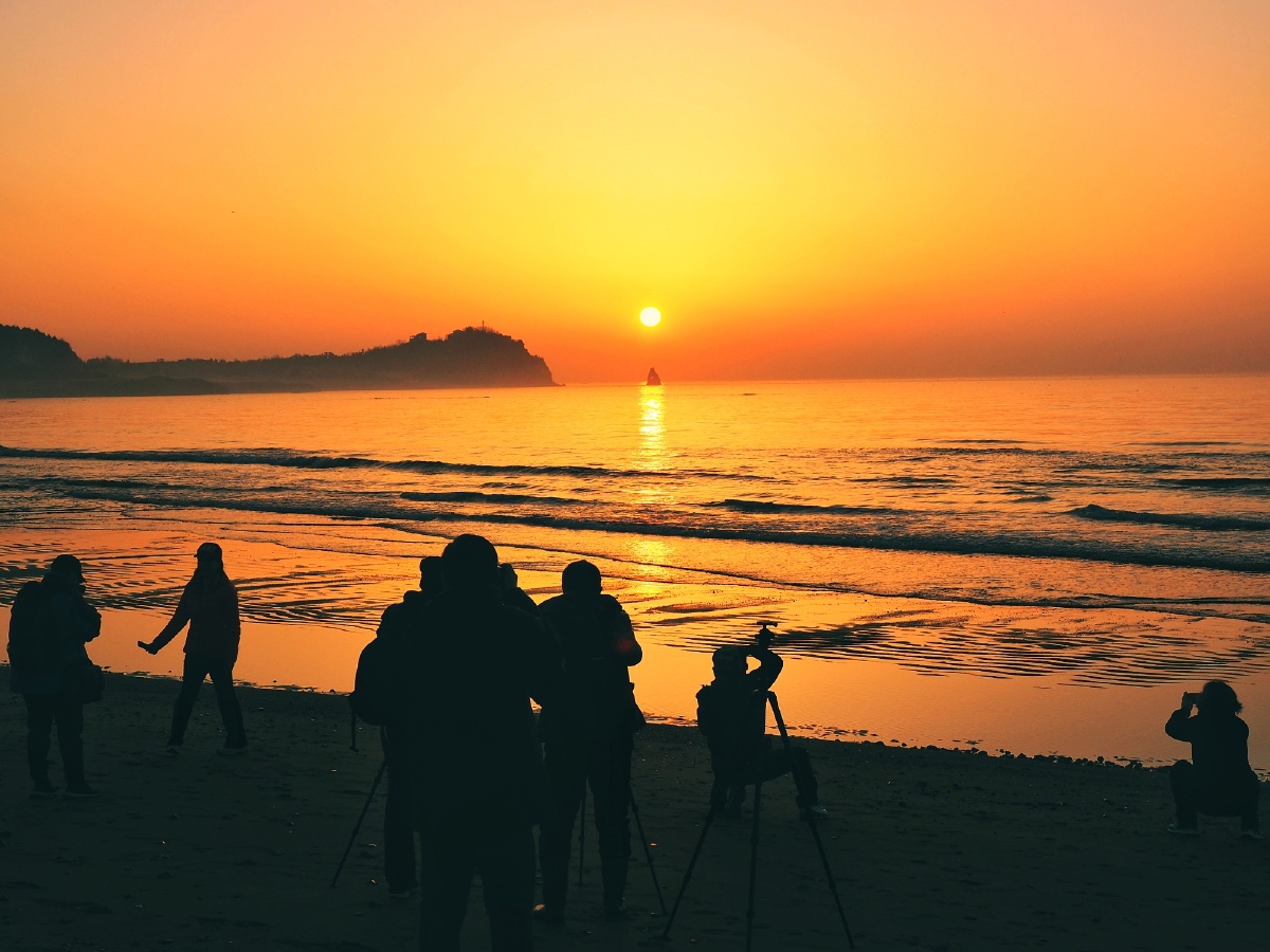 bambt732324's tweet photo. Join our Campus Photography Club’s Sunset Shoot this Friday at 6 PM by the lake! Capture golden hour moments, connect with fellow shutterbugs, and win a small photo prize—all skill levels welcome! https://t.co/LQDG4rQcEs